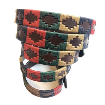 Bunte Haustierhalsbänder, die übereinander gestapelt sind, mit einem geometrischen Muster in Rot, Grün, Blau und Beige mit braunen Akzenten.