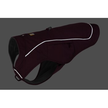 Eine kastanienbraune Hundejacke mit reflektierenden Akzenten, mit einer Tasche und einem Leinenbefestigungspunkt, vor einem grauen Hintergrund präsentiert.