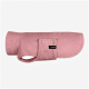 Ein stilvoller Hund in einem weichen rosa Mantel mit hohem Kragen und einer Tasche, steht vor einem schlichten weißen Hintergrund.