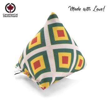 Ein farbenfrohes, dreieckiges Katzenspielzeug mit einem geometrischen Muster aus grünen, gelben und roten Quadraten, beschriftet mit "Made with Love!"