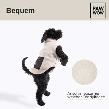 Ein schwarzer Hund in einer beigen Fleeceweste steht auf den Hinterbeinen, mit "Bequem" darüber und einem Stoffmuster und Text rechts.