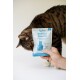 Getigerte Katze riecht an einem handgehaltenen 'KatKare Weißfisch Essential' Beutel mit der Aufschrift 'Hypoallergene Snacks', blau-weiß mit Katzenillustration