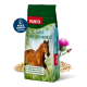 Eine Tüte PANTO Pferdefutter mit einem braunen Pferd auf der Vorderseite, mit Text, der Vitamine, Mineralien und Omega-Fettsäuren hervorhebt.