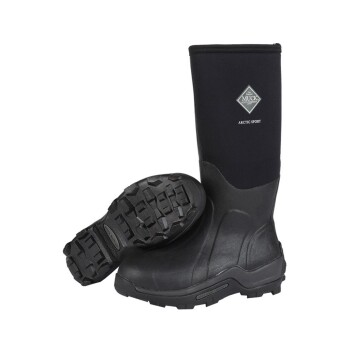Schwarze Muck Arctic Sport Stiefel mit einer strukturierten Sohle, mit einem Logo an der Seite, ideal für Outdoor-Aktivitäten.