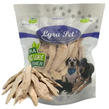 Tüte mit gefriergetrockneten Hundeleckerlis von Lyra Pet und einem Haufen Leckerlis davor, zeigt das 'Lyra Pet'-Logo, das Label 'Nature Power' und Hundebilder.