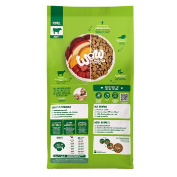 Grüne WOW Dog Adult-Tüte mit Trockenfutter, zeigt Napf halb rohes Fleisch, halb Kroketten sowie ein 'Made in Austria'-Label