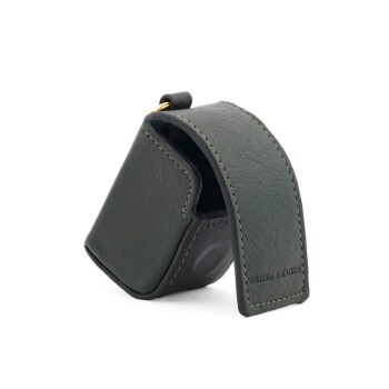 Grüner Leder-Leckerli-Beutel für Haustiere mit geschwungenem Design und einem goldenen Clip, mit geprägtem Text "WILLIAM & WALKER" an der Seite.