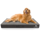 Ein Golden Retriever liegt bequem auf einem grauen Haustierbett mit strukturierter Oberfläche, mit dem Markennamen "KNUFFELWUFF" an der Seite.