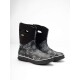 Schwarze, blumenmusterte Haustierstiefel mit Gummisohle und seitlichen Griffen für einfaches Anziehen, vor einem weißen Hintergrund präsentiert.