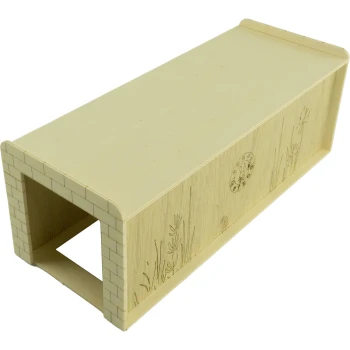Eine Holzkiste für Haustiere mit glatter Oberfläche und gravierten Blumenmustern, mit einem offenen Eingang auf einer Seite.