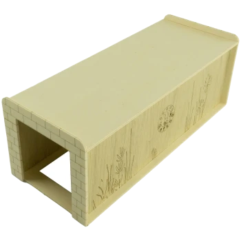 Eine Holzkiste für Haustiere mit glatter Oberfläche und gravierten Blumenmustern, mit einem offenen Eingang auf einer Seite.