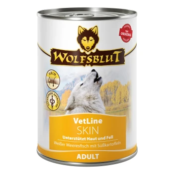 Dosen-Hundefutter mit der Aufschrift "WOLFSBLUT VetLine SKIN", mit einem heulenden weißen Wolf, mit Text, der Unterstützung für Haut- und Fellgesundheit anzeigt.