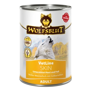 Dosen-Hundefutter mit der Aufschrift "WOLFSBLUT VetLine SKIN", mit einem heulenden weißen Wolf, mit Text, der Unterstützung für Haut- und Fellgesundheit anzeigt.