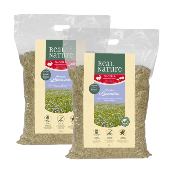 Twee zakken Real Nature Premium Lijnzaadbedekking voor kleine dieren, met een bloemenachtergrond en iconen voor milieuvriendelijkheid.