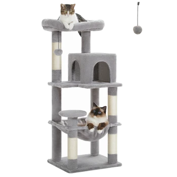 Zwei Katzen, eine getigerte oben und eine Ragdoll in einer Hängematte, entspannen auf einem mehrstöckigen grauen Katzenbaum mit Kratzpfosten und einem baumelnden Spielzeug.