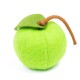 Grünes Filzhaustierspielzeug in Form eines Apfels, mit einem braunen Stiel und einem grünen Blatt, auf einem weißen Hintergrund.
