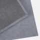 Graue Tiermatte mit einer weichen, strukturierten Oberfläche und einem glatten Rand, gefaltet, um beide Seiten zu zeigen.