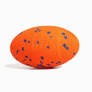 Orange strukturiertes Gummihundespielzeug in Football-Form mit kleinen blauen Sprenkeln und schwach geprägtem Markentext.
