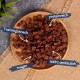 Ein Holzbrett, das mit kleinen, gewürfelten Hundetraining-Leckerlis gefüllt ist, beschriftet mit den Texten: "Trainingessnack", "proteinreich", "mager" und "leicht verdaulich."