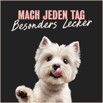 Weißer Westie leckt sich die Nase, Pfote erhoben auf dunklem Hintergrund; Schriftzug „MACH JEDEN TAG Besonders Lecker“