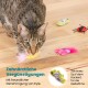 Eine verspielte getigerte Katze hält ein gelbes Spielzeug mit pinken Federn zwischen bunten Haustierspielzeugen auf einem Holzboden. Der Text lautet "Zahnärztliche Vergünstigungen."