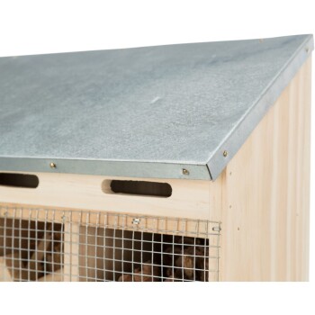 Holzhaustierhaus mit einem verzinkten Metalldach, mit Drahtgitteröffnungen für Belüftung und Zugang.