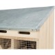 Holzhaustierhaus mit einem verzinkten Metalldach, mit Drahtgitteröffnungen für Belüftung und Zugang.