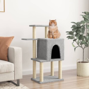Eine flauschige orangefarbene Katze sitzt auf einem grauen Katzenbaum mit mehreren Ebenen und einem gemütlichen Versteck, neben einer Topfpflanze und einem beigen Sofa.