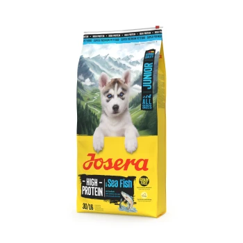 Josera Junior proteinreiches, getreidefreies Hundefutter mit Meeresfisch, Verpackung mit Bergkulisse und Hundepfoten auf gelbem Hintergrund.
