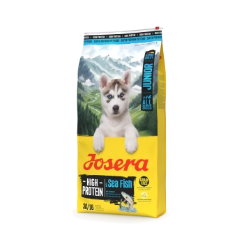 Josera Junior proteinreiches, getreidefreies Hundefutter mit Meeresfisch, Verpackung mit Bergkulisse und Hundepfoten auf gelbem Hintergrund.