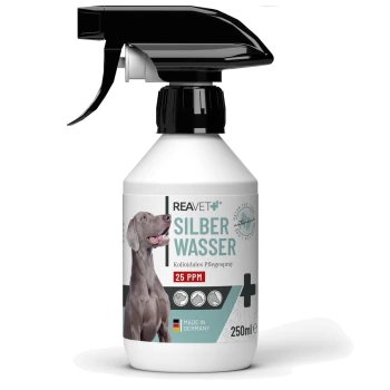 Eine Sprühflasche mit der Aufschrift "REAVET SILBER WASSER" und einem Bild eines Hundes, was darauf hinweist, dass es sich um ein kolloidales Pflegespray handelt, 250ml, hergestellt in Deutschland.