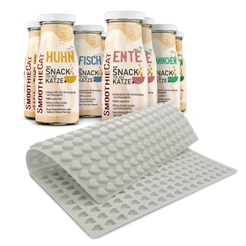Flaschen von SmoothieCat-Katzensnacks in Geschmacksrichtungen wie Huhn, Fisch und Ente, mit einer rosa Silikonmatte mit Herzformen.