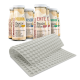 Flaschen von SmoothieCat-Katzensnacks in Geschmacksrichtungen wie Huhn, Fisch und Ente, mit einer rosa Silikonmatte mit Herzformen.
