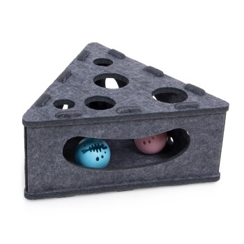 Graues dreieckiges Haustierspielzeug mit mehreren Löchern, das einen blauen Ball mit Fischdesign und einen pinken Ball im Inneren hat.