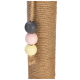 Nahaufnahme eines Katzenkratzpfostens, der mit natürlichem Sisal-Seil umwickelt ist, mit drei bunten Holzperlen (schwarz, pink, gelb), die mit Schnur befestigt sind.