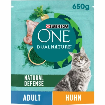 Purina ONE DualNature kattenvoer zak met een grijze kat, "NATURAL DEFENSE," "ADULT," "Huhn," en afbeeldingen van kip en groenten.
