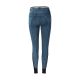 Rückansicht von stylischen blauen Jeans mit einem strukturierten Design am Gesäß und schwarzen Akzenten an den Knöcheln.