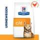 Hill's Prescription Diet c/d kattenvoerzak, met een afbeelding van een kat, met "URINEWEGEN" tekst aan de linkerkant en een kipicoon.