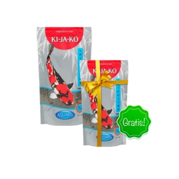 Zwei Beutel KI-JA-KO Koi-Futter, einer größer und einer kleiner mit einem bunten Koi-Design; der kleinere Beutel hat ein goldenes Band und ein 'Gratis!'-Etikett.