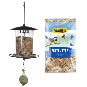 Vogelfutterspender gefüllt mit Samen neben einem Sack MultiFit Fettfutter für Vögel, beschriftet mit "FETTFUTTER" und einem Gewicht von 2,5 kg.