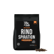Black Tales & Tails Hundefuttersack mit der Aufschrift „Eine wahre RIND SPIRATION“ (Rind & extra Gemüse) und einem kleinen Haufen Trockenfutter.