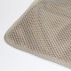 Eine Nahaufnahme einer strukturierten Tiermatte mit einem gewebten Design, das einen beigen Rand und ein hellbraunes Farbschema aufweist.