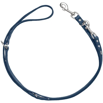 Blauer Lederhundeleine mit einer Schlaufe und einem Metallclip, die ein schlankes Design und eine robuste Konstruktion zeigt.