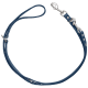 Blauer Lederhundeleine mit einer Schlaufe und einem Metallclip, die ein schlankes Design und eine robuste Konstruktion zeigt.