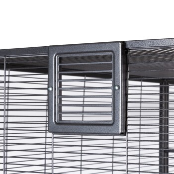 Nahaufnahme einer Metallhaustierkäfigecke mit einem sicheren Riegel und horizontalen Stangen, entworfen für kleine Tiere.