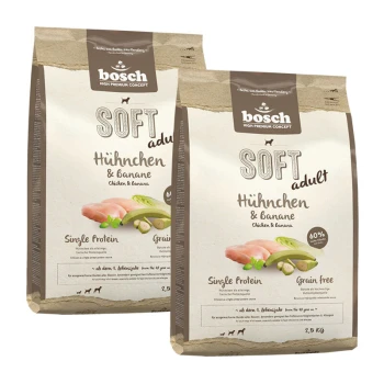 Zwei Beutel Bosch Soft Adult Hundefutter, mit Huhn- und Bananengeschmack, beschriftet als "Single Protein" und "Getreidefrei", jeweils 2,5 kg.