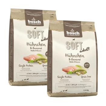 Zwei Beutel Bosch Soft Adult Hundefutter, mit Huhn- und Bananengeschmack, beschriftet als "Single Protein" und "Getreidefrei", jeweils 2,5 kg.