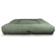 Grünes rechteckiges Sherpa-Hundefbett mit erhöhten Rändern und kleinem braunen Etikett mit der Aufschrift 'PET LIVING'.