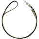 Eine strapazierfähige Hundeleine mit einem schwarzen und olivgrünen Design, mit einem gepolsterten Griff und einem Metallclip zum Sichern an einem Halsband.