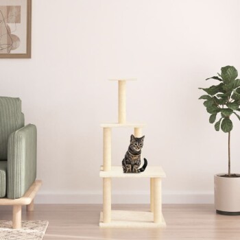 Eine getigerte Katze sitzt auf einem beigen Kratzbaum mit drei Plattformen, neben einem grünen Sofa und einer Topfpflanze in einem modernen Wohnzimmer.
